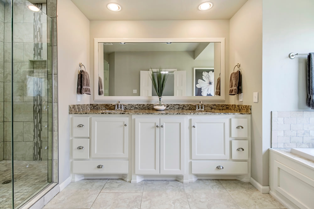 Immagine di bagno bianco con specchio