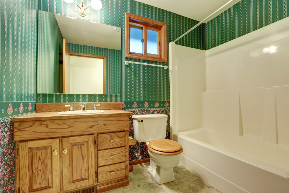 Immagine di bagno con parete verde