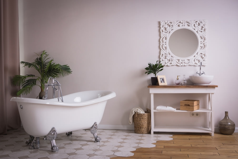 Immagine di bagno con pavimento in legno e piastrelle