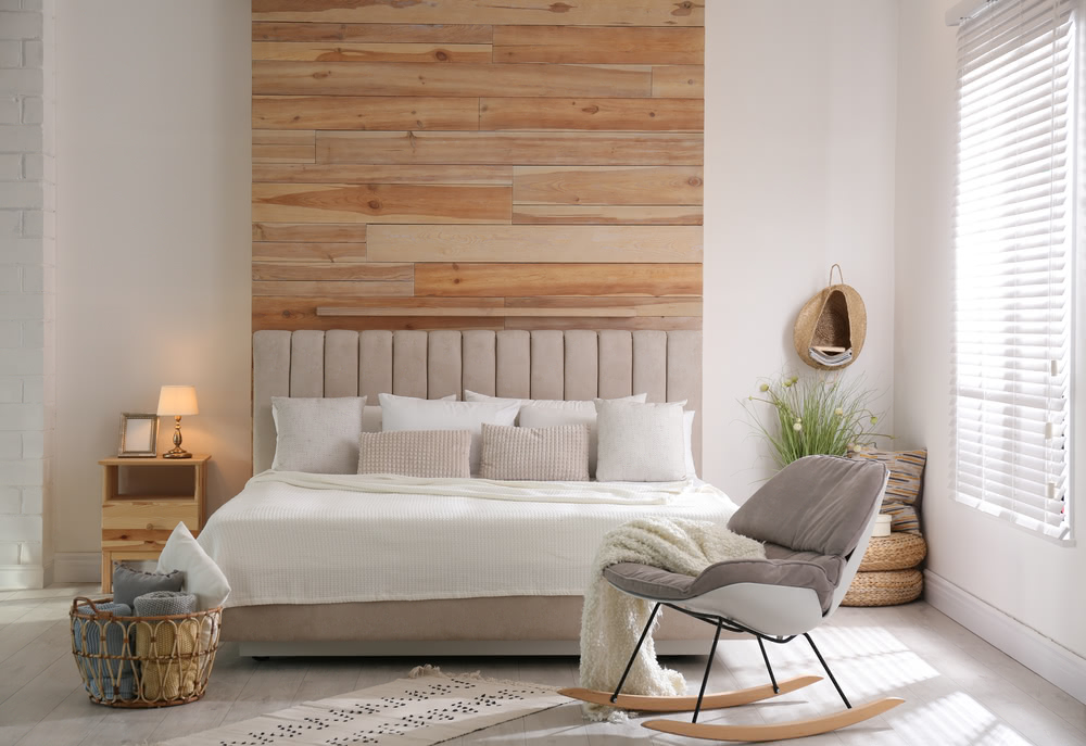 Immagine di camera da letto con parete in legno