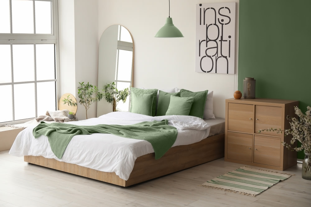 Immagine di camera da letto con parete verde