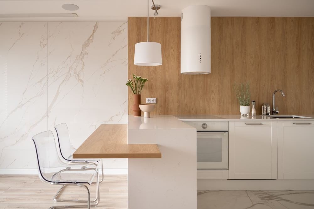 Immagine di cucina bianca con parete e bancone in legno