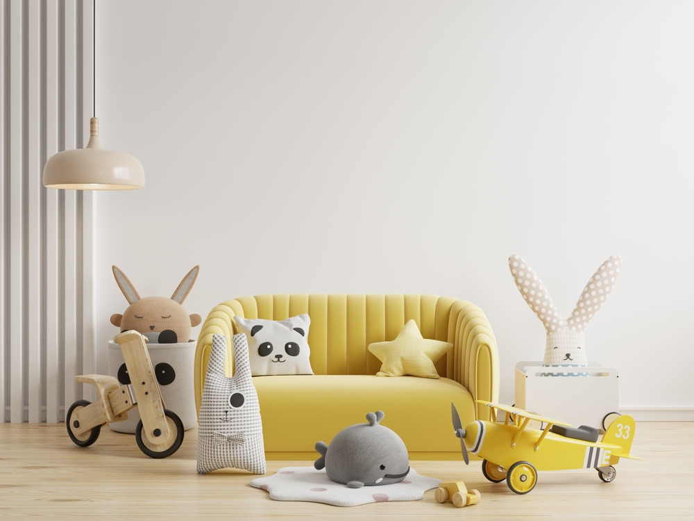 Immagine di divano giallo con giochi bambini