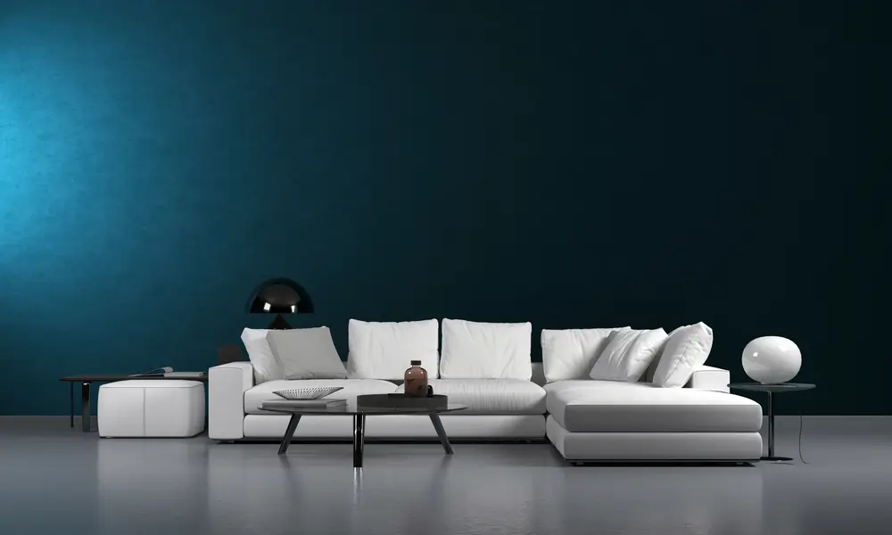 Immagine di divano grigio parete petrolio