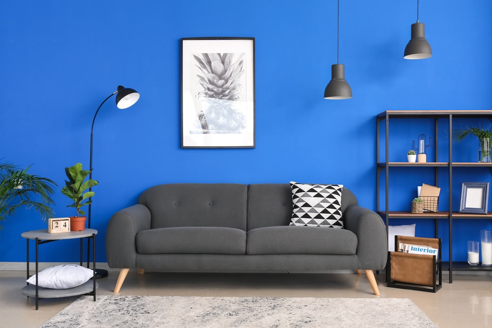 Immagine di parete blu con divano