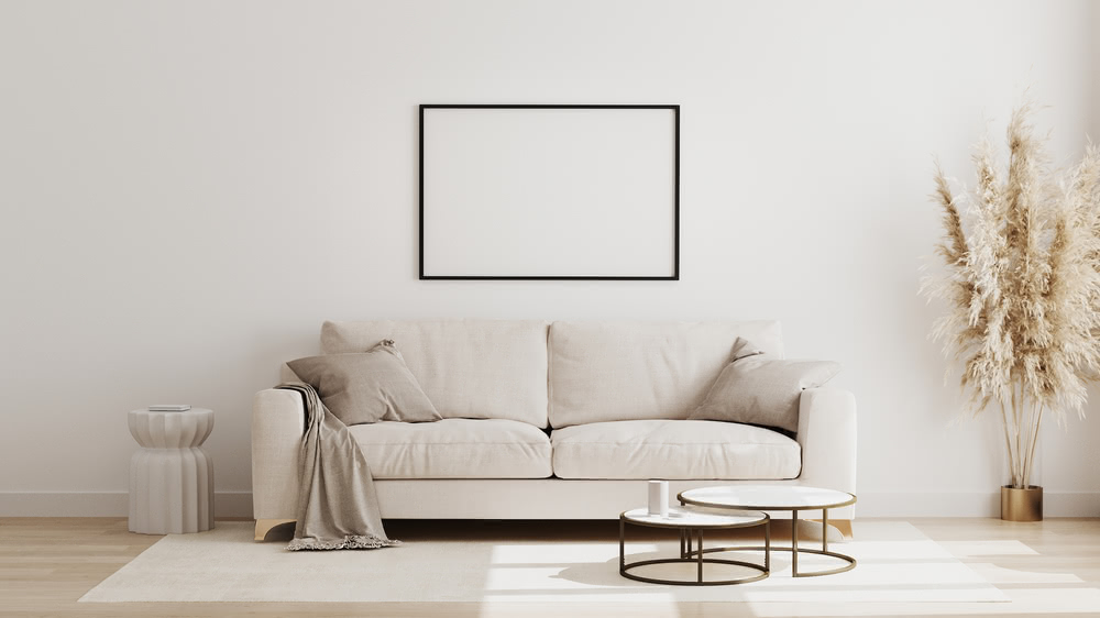 Immagine di salotto bianco con cornice
